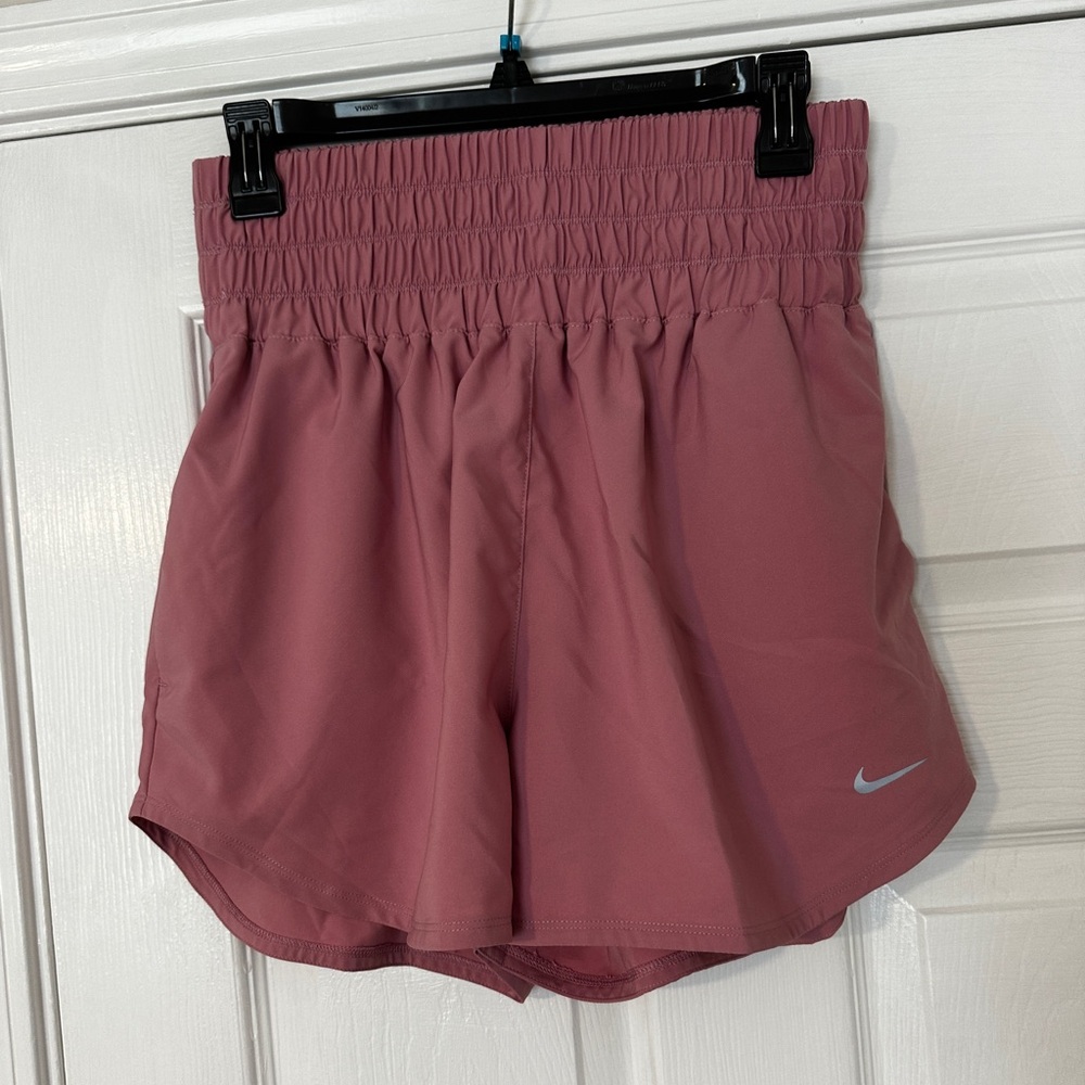 WOMEN’S NIKE ONE PINK ATHLETIC SHORTS — M